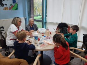 Les élèves de GS / CP de l'école Jeanne d'Arc de Condé sur l'Escaut ont participé au concours de décoration de sapins de Noël en bois organisé par la Mairie sur le thème "des contes traditionnels". 9