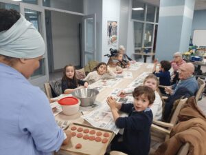 Les élèves de GS / CP de l'école Jeanne d'Arc de Condé sur l'Escaut ont participé au concours de décoration de sapins de Noël en bois organisé par la Mairie sur le thème "des contes traditionnels". 10
