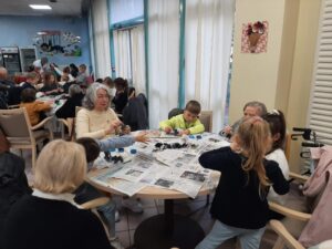 Les élèves de GS / CP de l'école Jeanne d'Arc de Condé sur l'Escaut ont participé au concours de décoration de sapins de Noël en bois organisé par la Mairie sur le thème "des contes traditionnels". 11