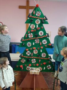 Les élèves de GS / CP de l'école Jeanne d'Arc de Condé sur l'Escaut ont participé au concours de décoration de sapins de Noël en bois organisé par la Mairie sur le thème "des contes traditionnels". 12