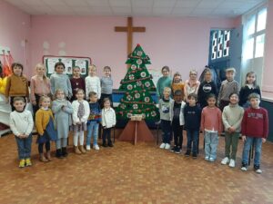 Les élèves de GS / CP de l'école Jeanne d'Arc de Condé sur l'Escaut ont participé au concours de décoration de sapins de Noël en bois organisé par la Mairie sur le thème "des contes traditionnels". 13