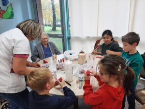 Les élèves de GS / CP de l'école Jeanne d'Arc de Condé sur l'Escaut ont participé au concours de décoration de sapins de Noël en bois organisé par la Mairie sur le thème "des contes traditionnels". 14