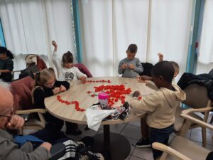 Les élèves de GS / CP de l'école Jeanne d'Arc de Condé sur l'Escaut ont participé au concours de décoration de sapins de Noël en bois organisé par la Mairie sur le thème "des contes traditionnels". 15