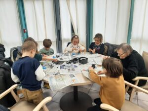 Les élèves de GS / CP de l'école Jeanne d'Arc de Condé sur l'Escaut ont participé au concours de décoration de sapins de Noël en bois organisé par la Mairie sur le thème "des contes traditionnels". 16