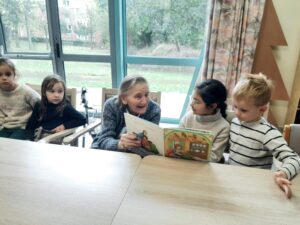 Les élèves de GS / CP de l'école Jeanne d'Arc de Condé sur l'Escaut ont participé au concours de décoration de sapins de Noël en bois organisé par la Mairie sur le thème "des contes traditionnels". 1