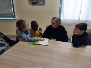 Les élèves de GS / CP de l'école Jeanne d'Arc de Condé sur l'Escaut ont participé au concours de décoration de sapins de Noël en bois organisé par la Mairie sur le thème "des contes traditionnels". 2