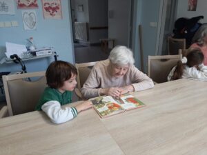 Les élèves de GS / CP de l'école Jeanne d'Arc de Condé sur l'Escaut ont participé au concours de décoration de sapins de Noël en bois organisé par la Mairie sur le thème "des contes traditionnels".