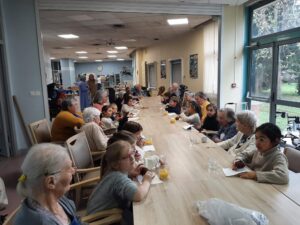 Les élèves de GS / CP de l'école Jeanne d'Arc de Condé sur l'Escaut ont participé au concours de décoration de sapins de Noël en bois organisé par la Mairie sur le thème "des contes traditionnels". 3
