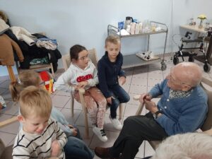 Les élèves de GS / CP de l'école Jeanne d'Arc de Condé sur l'Escaut ont participé au concours de décoration de sapins de Noël en bois organisé par la Mairie sur le thème "des contes traditionnels". 4
