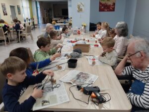 Les élèves de GS / CP de l'école Jeanne d'Arc de Condé sur l'Escaut ont participé au concours de décoration de sapins de Noël en bois organisé par la Mairie sur le thème "des contes traditionnels". 6