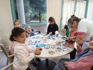 Les élèves de GS / CP de l'école Jeanne d'Arc de Condé sur l'Escaut ont participé au concours de décoration de sapins de Noël en bois organisé par la Mairie sur le thème "des contes traditionnels". 7