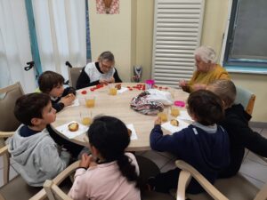 Les élèves de GS / CP de l'école Jeanne d'Arc de Condé sur l'Escaut ont participé au concours de décoration de sapins de Noël en bois organisé par la Mairie sur le thème "des contes traditionnels". 8
