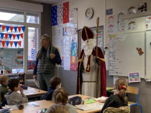 Les élèves de l'école Notre Dame des Anges de St Amand les Eaux ont eu la visite d'une star internationale : Saint Nicolas ! 1