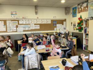 Les élèves de l'école Notre Dame des Anges de St Amand les Eaux ont eu la visite d'une star internationale : Saint Nicolas ! 2
