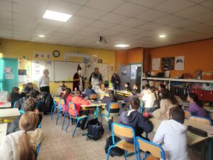 Les élèves de l'école Notre Dame des Anges de St Amand les Eaux ont eu la visite d'une star internationale : Saint Nicolas !