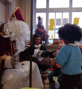Les élèves de l'école Notre Dame des Anges de St Amand les Eaux ont eu la visite d'une star internationale : Saint Nicolas ! 5