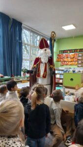 Les élèves de l'école Notre Dame des Anges de St Amand les Eaux ont eu la visite d'une star internationale : Saint Nicolas ! 7