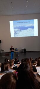 Les élèves de Terminale de l'Institution Saint Jean de Douai ont assisté ce mercredi à une conférence du glaciologue Jean Charles GALLET, chercheur pour l'Institut polaire norvégien. 1