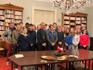 Mgr Dollmann, évêque de Cambrai, a reçu chez lui à l’évêché, les lycéens de l'Institut d'Anchin qui ont reçu le sacrement de confirmation en juin dernier. 2
