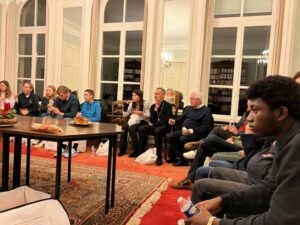 Mgr Dollmann, évêque de Cambrai, a reçu chez lui à l’évêché, les lycéens de l'Institut d'Anchin qui ont reçu le sacrement de confirmation en juin dernier.