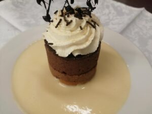 à l'Institution Jeanne d'Arc d'Aulnoye-Aymeries le service a été réalisé par nos élèves de 2nde Pro ! 3