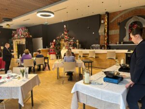 à l'Institution Jeanne d'Arc d'Aulnoye-Aymeries le service a été réalisé par nos élèves de 2nde Pro ! 4