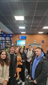 Dimanche 7 janvier, direction l’aéroport à 6h15 pour 8 jeunes du lycée professionnel Saint Luc de Cambrai : parmi eux des élèves de Bac Pro Animation Enfance et Personnes Âgées. 1