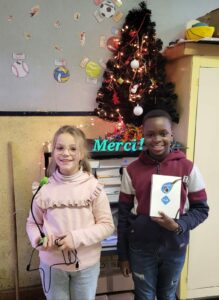 En ce jour de rentrée, les élèves de l'école Notre Dame de Grâce de Maubeuge ont eu la surprise de trouver des cadeaux sous les sapins de leurs classes. La magie de Noël se poursuit... 11