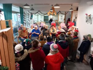Les élèves de l'école Saint François de Cambrai se sont rendus à la résidence Pasteur pour l'interprétation de chansons de noël et la distribution de cartes de noël le jeudi 21/12… 2
