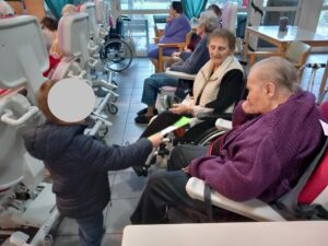 Les élèves de l'école Saint François de Cambrai se sont rendus à la résidence Pasteur pour l'interprétation de chansons de noël et la distribution de cartes de noël le jeudi 21/12… 3