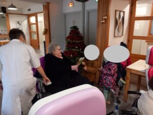 Les élèves de l'école Saint François de Cambrai se sont rendus à la résidence Pasteur pour l'interprétation de chansons de noël et la distribution de cartes de noël le jeudi 21/12… 4