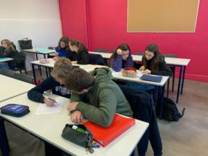 Les élèves de quatrième de l'Institution Saint Michel de Solesmes fonctionnent en atelier d’écriture afin d’inventer une nouvelle fantastique !