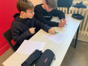 Les élèves de quatrième de l'Institution Saint Michel de Solesmes fonctionnent en atelier d’écriture afin d’inventer une nouvelle fantastique ! 4
