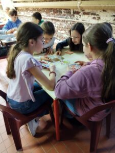 Les lundis après midi sur une heure de permanence, Mme Fontaine personnel éducatif à l'Ensemble Saint Luc propose un atelier jeux de société en anglais aux collégiens.