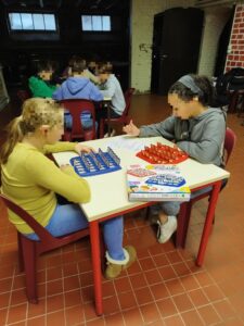 Les lundis après midi sur une heure de permanence, Mme Fontaine personnel éducatif à l'Ensemble Saint Luc propose un atelier jeux de société en anglais aux collégiens. 2