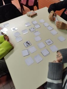 Les lundis après midi sur une heure de permanence, Mme Fontaine personnel éducatif à l'Ensemble Saint Luc propose un atelier jeux de société en anglais aux collégiens. 3