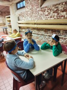 Les lundis après midi sur une heure de permanence, Mme Fontaine personnel éducatif à l'Ensemble Saint Luc propose un atelier jeux de société en anglais aux collégiens. 4