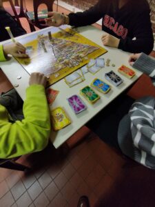 Les lundis après midi sur une heure de permanence, Mme Fontaine personnel éducatif à l'Ensemble Saint Luc propose un atelier jeux de société en anglais aux collégiens. 5