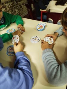 Les lundis après midi sur une heure de permanence, Mme Fontaine personnel éducatif à l'Ensemble Saint Luc propose un atelier jeux de société en anglais aux collégiens. 6