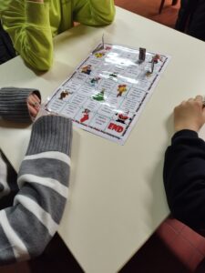 Les lundis après midi sur une heure de permanence, Mme Fontaine personnel éducatif à l'Ensemble Saint Luc propose un atelier jeux de société en anglais aux collégiens. 7