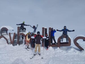 Les lycéens et quelques collégiens de l'Institution Jeanne d'Arc d'Aulnoye-Aymeries ont la chance de découvrir les joies de la montagne....