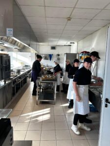 Un beau service de la classe de seconde professionnelle hôtellerie du Lycée Saint Pierre de Fourmies avec ce 4e TP de l'année ! 1