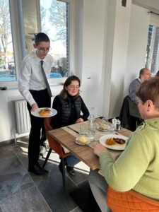 Un beau service de la classe de seconde professionnelle hôtellerie du Lycée Saint Pierre de Fourmies avec ce 4e TP de l'année ! 2