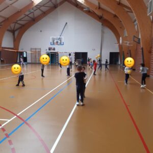 Initiation au Volley pour les élèves de CP de l'école Sainte Maxellende de Caudry. 1