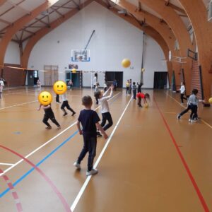 Initiation au Volley pour les élèves de CP de l'école Sainte Maxellende de Caudry. 3