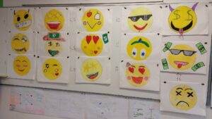 Journée de carnaval à l'école Saint Martin de Nomain. De beaux déguisements et un concours de masques chez les CM... 1