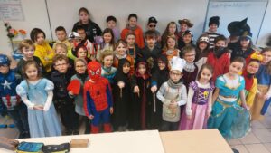Journée de carnaval à l'école Saint Martin de Nomain. De beaux déguisements et un concours de masques chez les CM... 2