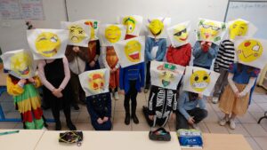 Journée de carnaval à l'école Saint Martin de Nomain. De beaux déguisements et un concours de masques chez les CM...