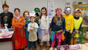 Journée de carnaval à l'école Saint Martin de Nomain. De beaux déguisements et un concours de masques chez les CM... 3