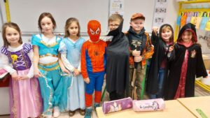 Journée de carnaval à l'école Saint Martin de Nomain. De beaux déguisements et un concours de masques chez les CM... 4